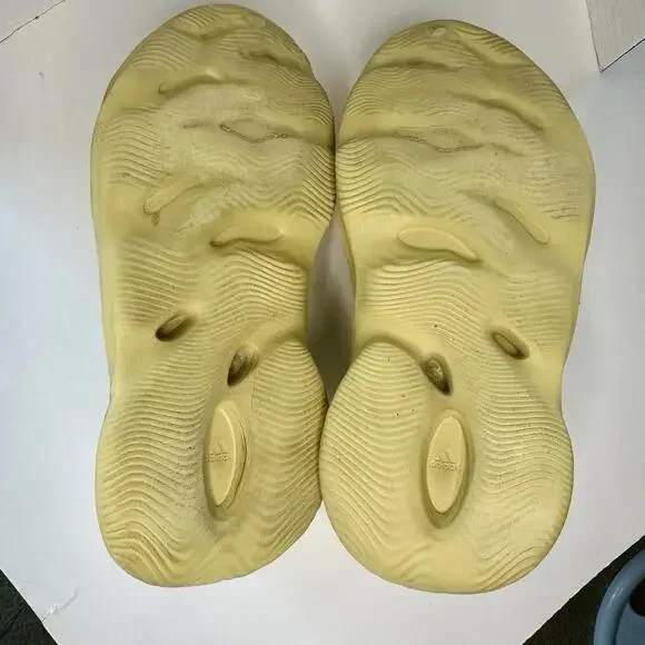 🥂SOLD🥂Adidas Yeezy Foam RNNR Runner in Sulfur, Size 8 - Picture 6 of 9